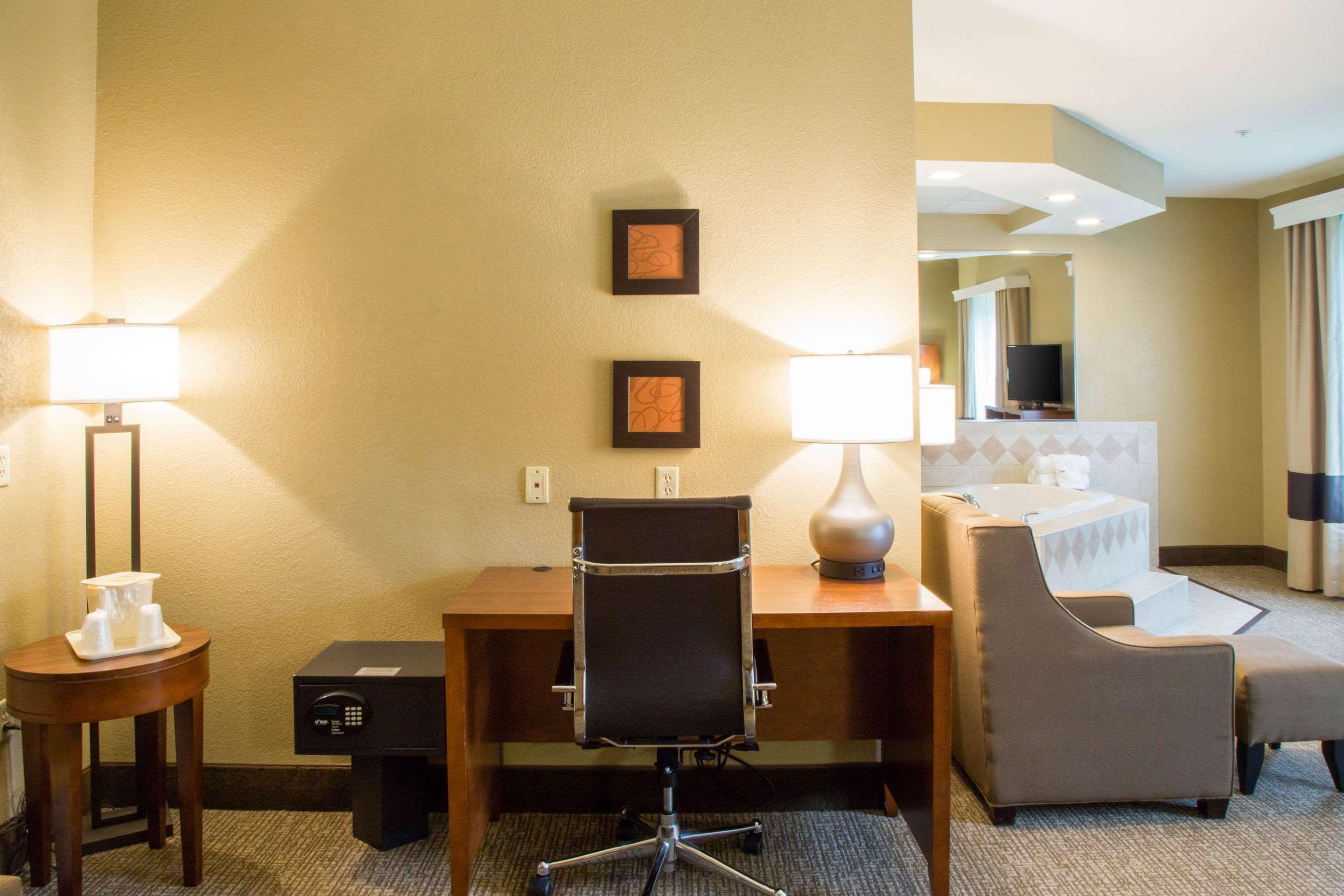 Kentwood Comfort Suites Grand Rapids South מראה חיצוני תמונה