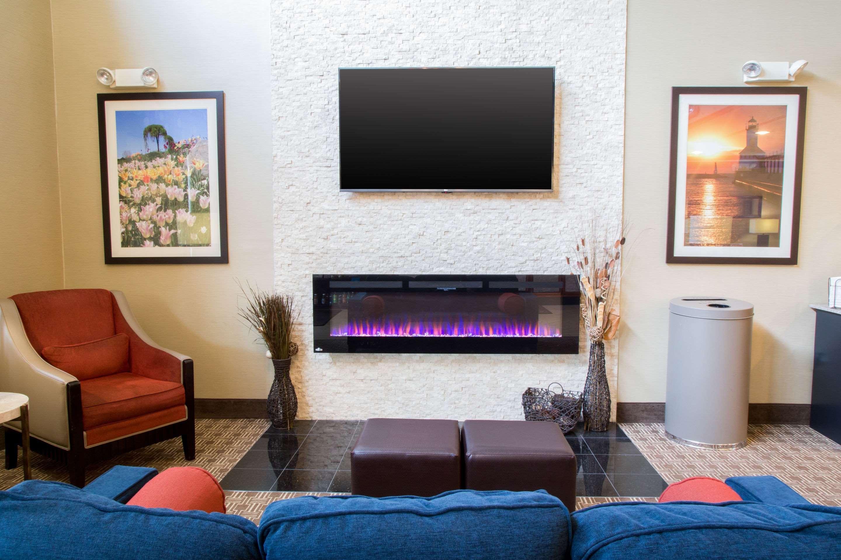 Kentwood Comfort Suites Grand Rapids South מראה חיצוני תמונה