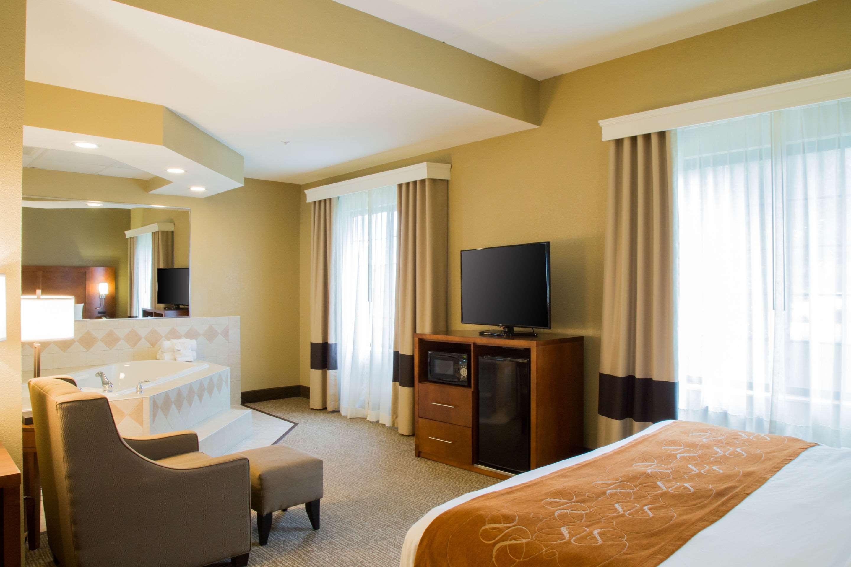Kentwood Comfort Suites Grand Rapids South מראה חיצוני תמונה