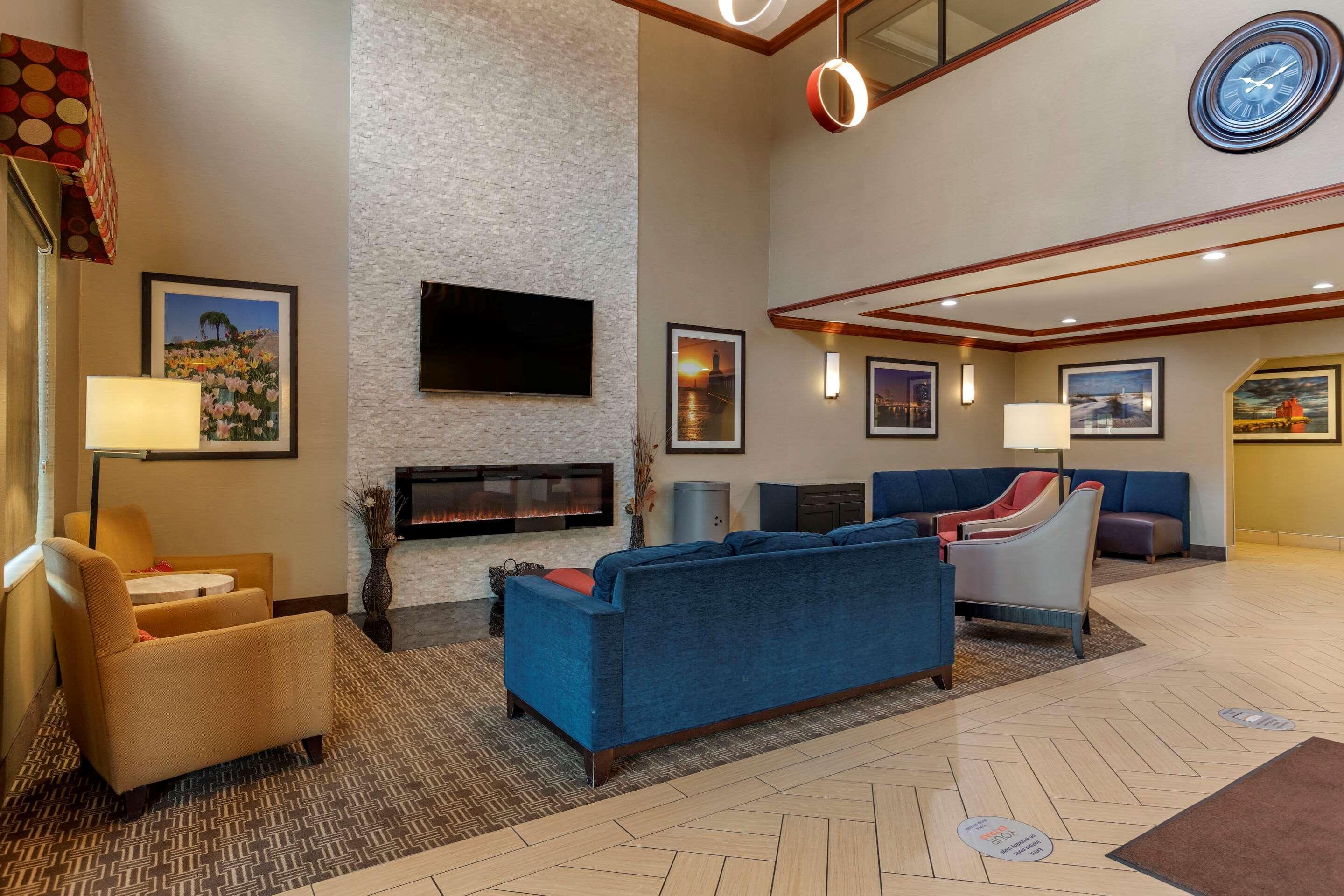 Kentwood Comfort Suites Grand Rapids South מראה חיצוני תמונה